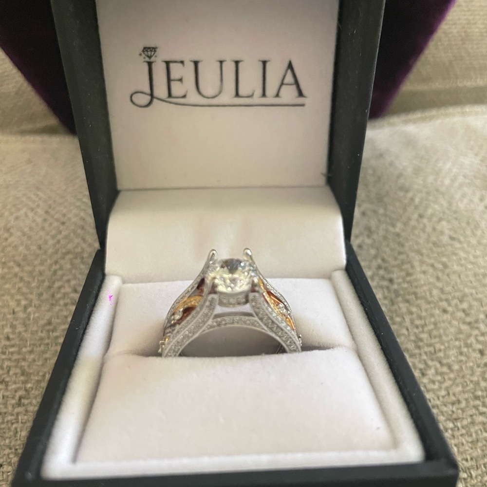 Jeulia Silver and Gold Solitaire Ring with Intricate Metalwork